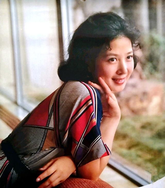 波罗|上影演员吴海燕最新现身,68岁依然优雅大方