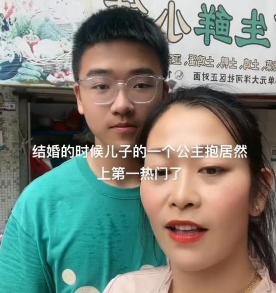 回顾浙江儿子抱着母亲二婚出嫁,60万彩礼惹人羡,网友们“酸了”