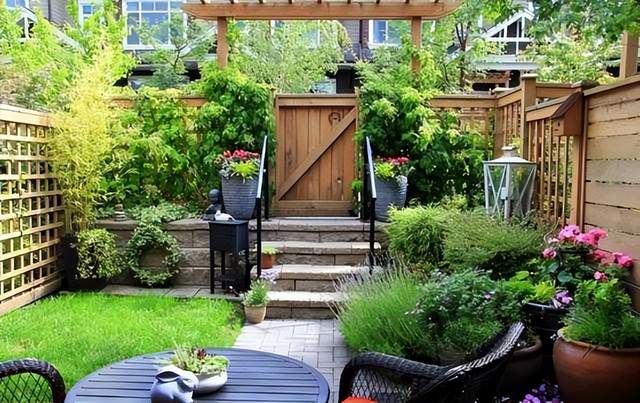 买一楼带院子的房子,栽种各种花草果蔬,这样的生活太精致了