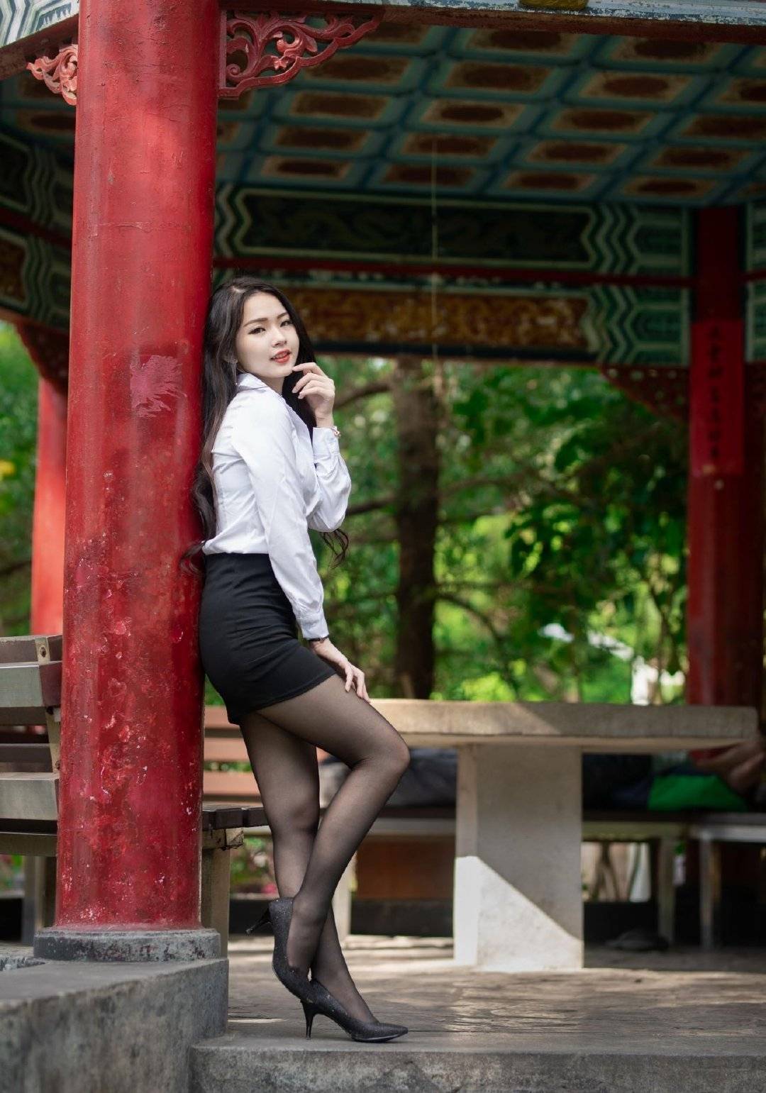 穿衣搭配|白色衬衫搭配包臀短裙，干练又优雅，是非常百搭的职场穿搭