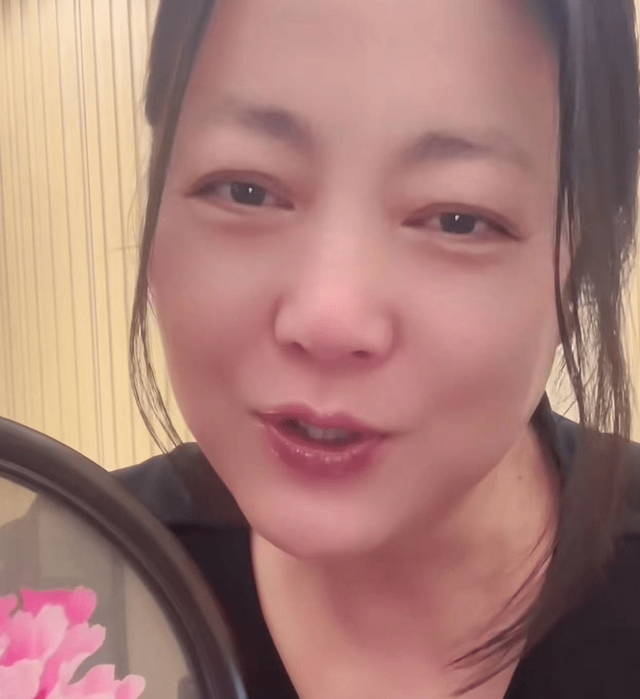 王茜华|57岁王茜华力破婚变传闻,紧贴老公如热恋少女,直播哭红眼惹人怜