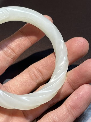 狮子|回流 舊藏和田玉“一级白 绞丝咬尾龙手镯”