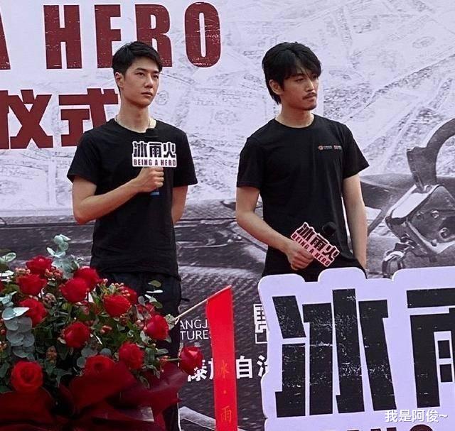 陈晓|陈晓新剧开机晒合照,体型娇小引人注目,网友:“晓”鸟依人