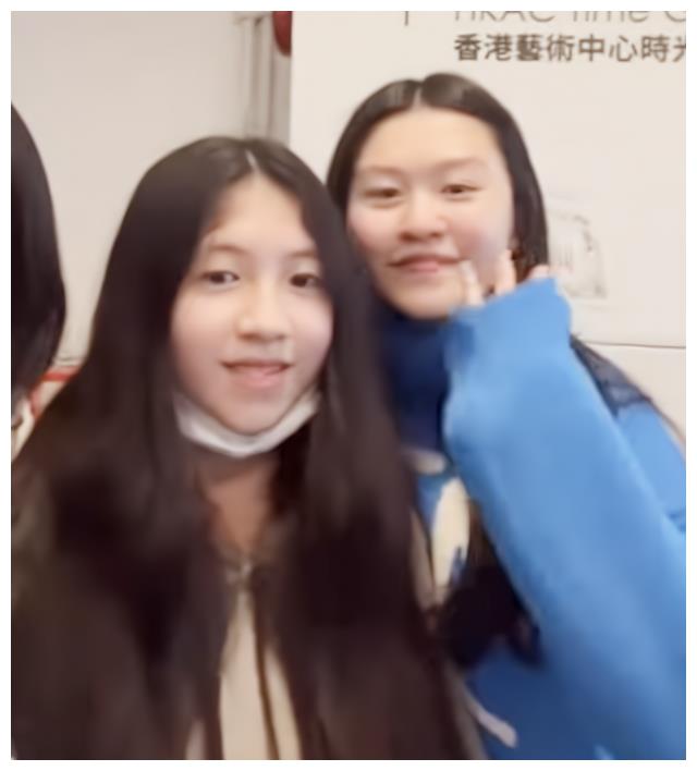 邱淑贞|邱淑贞一家合体现身，大女儿紧靠干爹画面温馨，曾华倩携儿子陪同