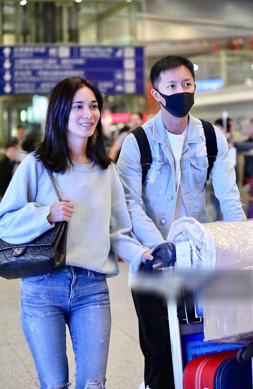 |卢靖姗官宣怀孕,韩庚戴假肚皮陪老婆合影,网友;真有创意