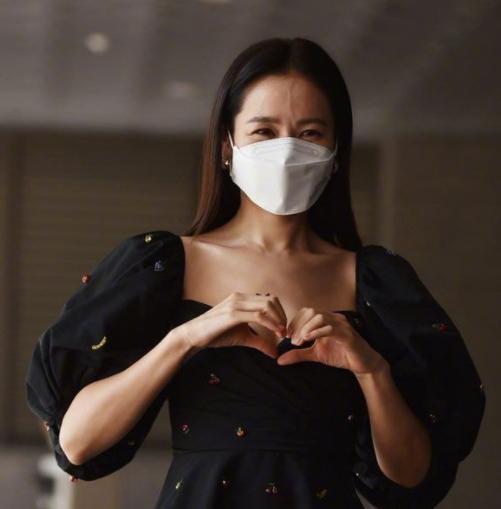 孙艺珍|孙艺珍婚前亮相丰满迷人,手捧脸笑靥如花,韩媒:连风都在嫉妒