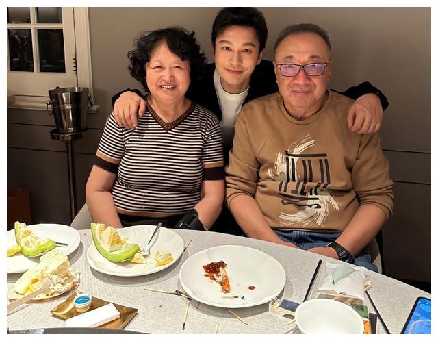黄晓明为父亲庆生，与爸妈合影心情超好，小海绵未现身爷爷寿宴
