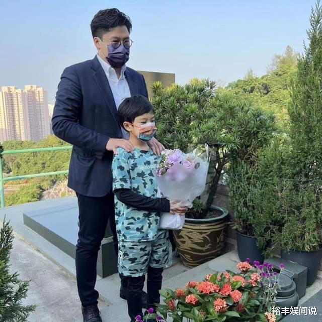 霍启刚|霍英东去世16周年！霍启刚携长子祭拜，霍中曦手持花束凝神注视