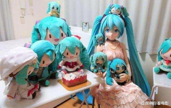 |日本宅男在家中迎娶虚拟歌手，多位亲友见证婚礼，宅男表示很幸福