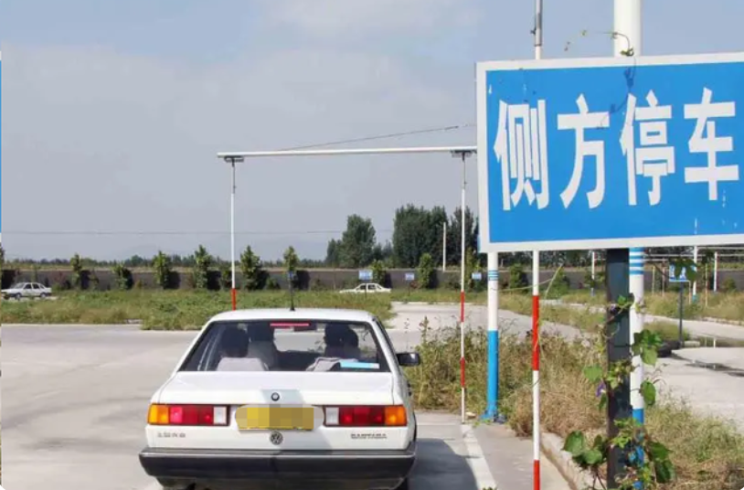 科目三五次考试没通过,女子在考场崩溃大哭,教练展现直男安慰法