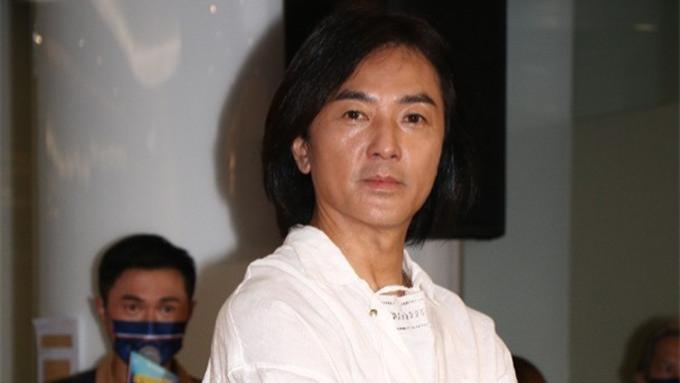 郑伊健|54岁郑伊健久违现身，穿6千厚底鞋留中长发，称将赴日本与妻团聚