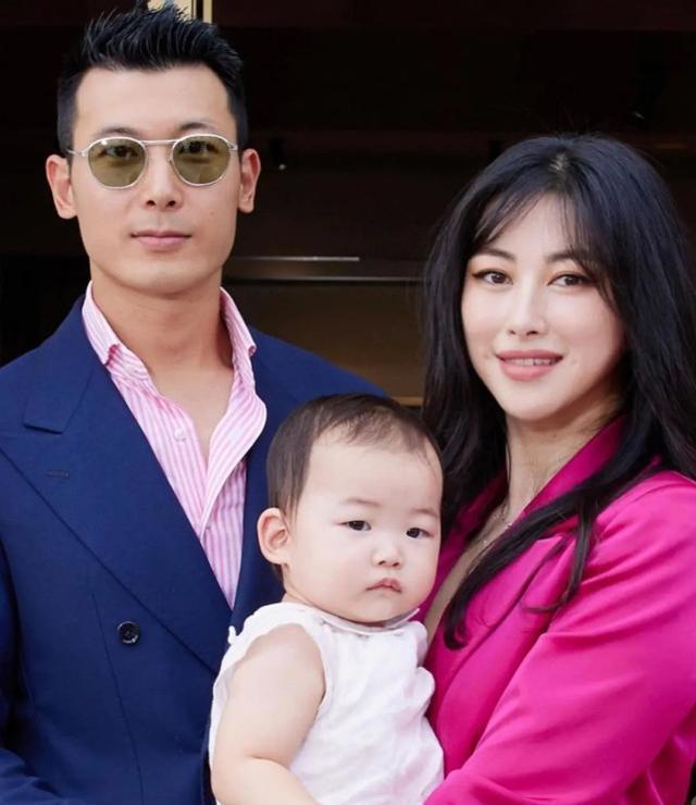 朱珠|朱珠1岁女儿去幼儿园,长相普通颜值随爸爸,父母吸金能力强