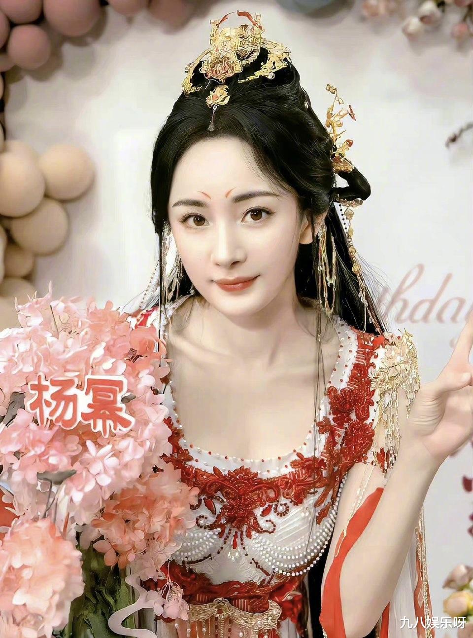 赵丽颖|赵丽颖战损造型路透，红衣美强惨，叼着棒棒糖走路带风