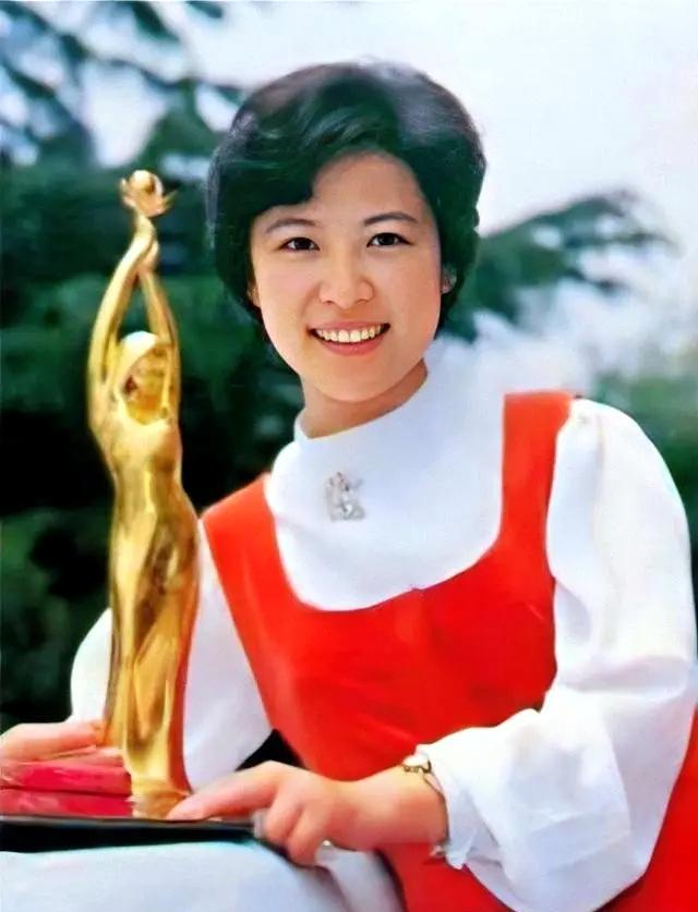 王馥荔|著名演员王馥荔近照曝光,笑容可掬,阳光明媚,所以73岁依然年轻