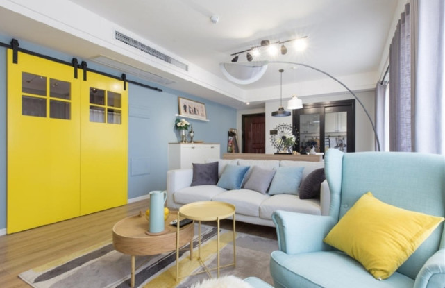 97平北欧风三居室,客厅整面落地窗将光线引入室内,大气通透