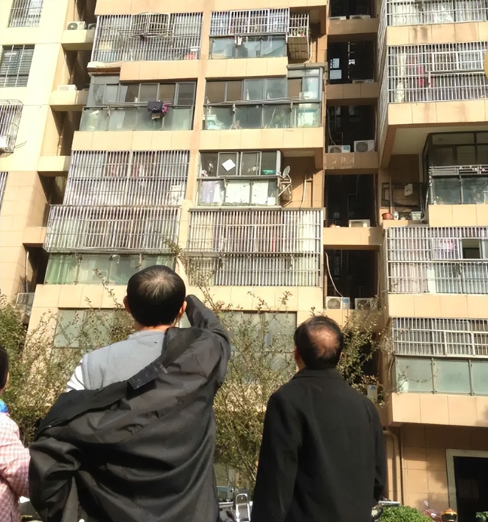 2014年,福建一20岁陪酒女裸死在浴室,凶手交代:她又色又贪