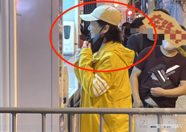 小姐姐|江珊排队做核酸，被网友偶遇，亲和力比较强