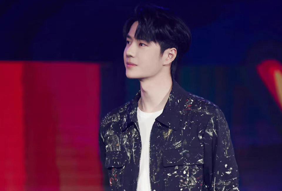 王一博|王一博直播发言翻车,引来争议声不断,品牌晒销量欢喜表态