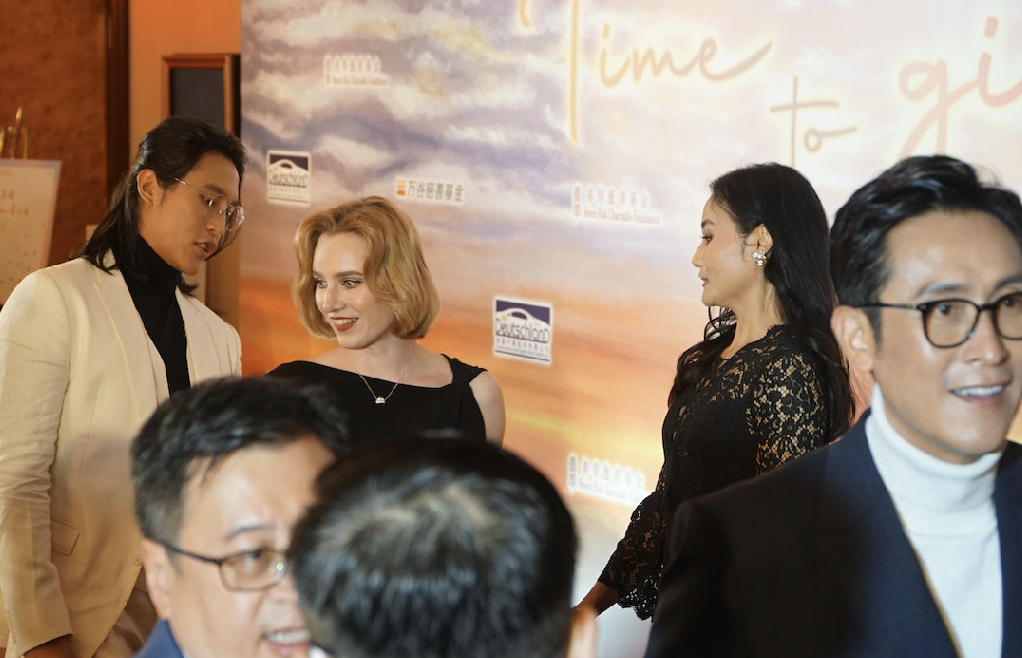 马德钟|54岁马德钟即将当公公？儿子携新欢洋女友合体现身，颜值远胜前任