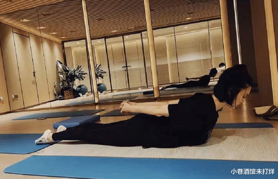 奚梦瑶 奚梦瑶产后晒减肥健身照!额头上挂满汗珠,穿紧身裤一双细腿抢眼