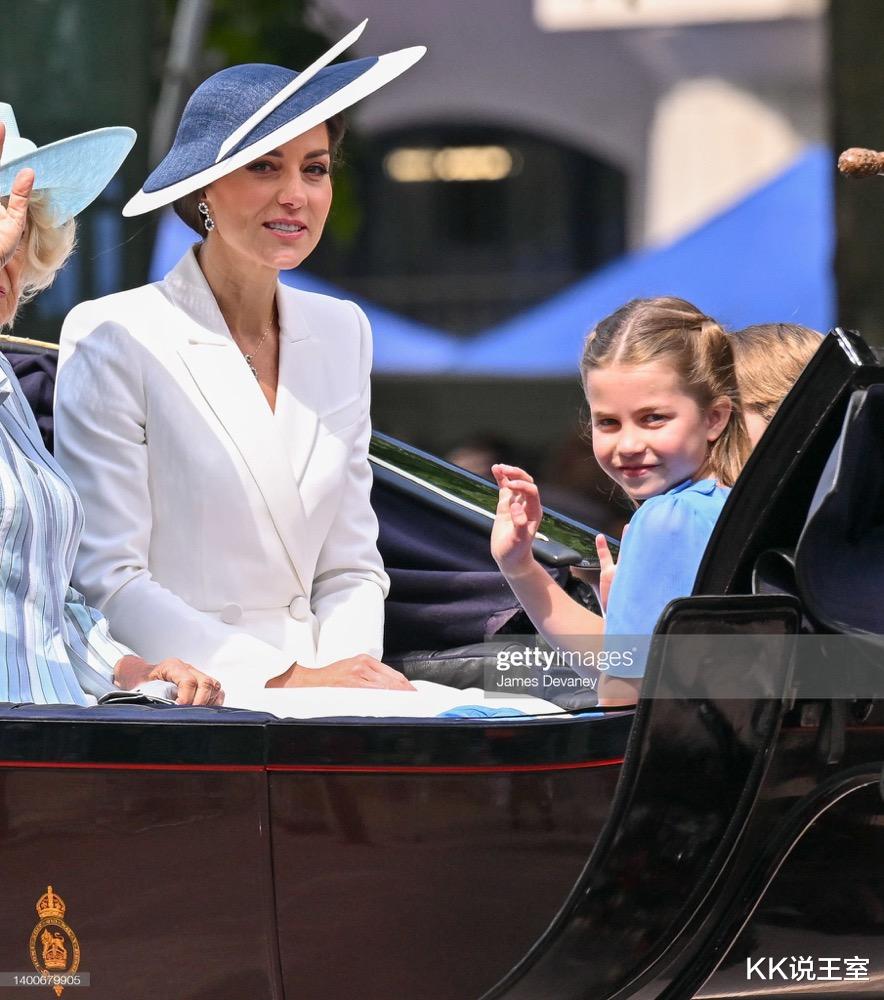 夏洛|路易做鬼脸可爱爆表!夏洛特展现大姐风范,按下弟弟激动的小手