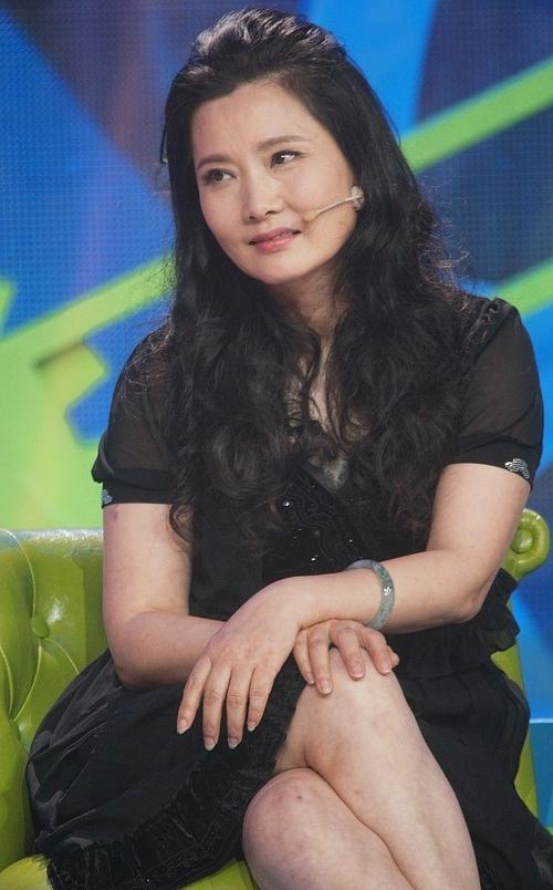 何赛飞|姨太太专业户何赛飞,老公被指吃软饭,何赛飞力挺老公