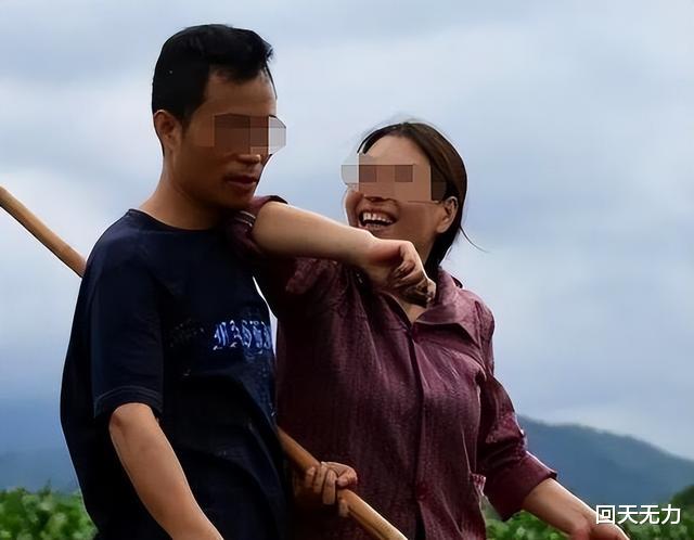 寡妇在玉米地约会,被大学生拍到,照相声却让他丧命