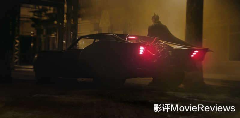 新蝙蝠侠|《新蝙蝠侠》最帅场面！蝙蝠侠企鹅人追逐原地封神，碾压过往蝙蝠车