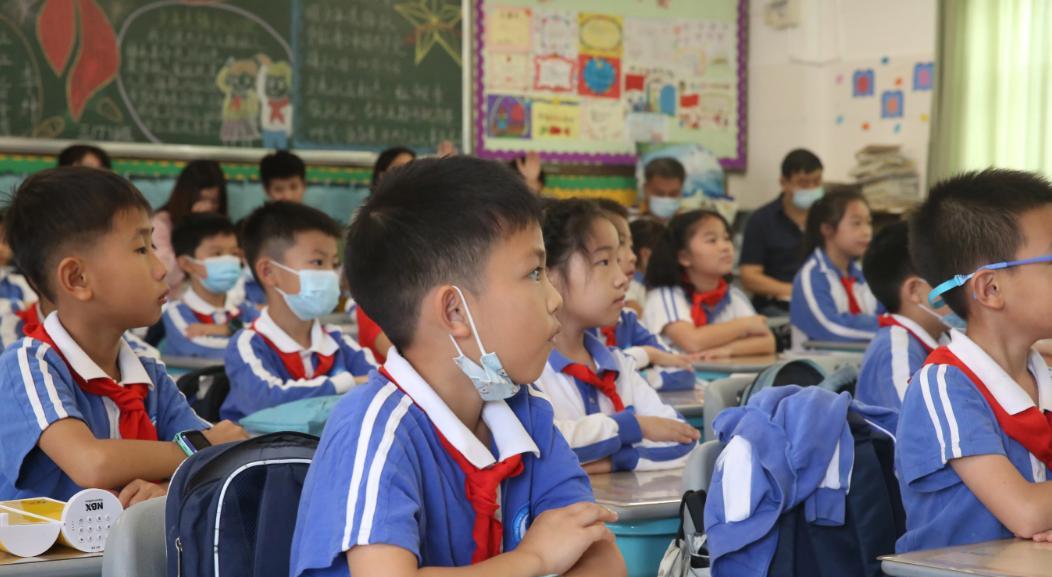 广西一名老师殴打小学生,不仅“扭断”其手臂,还用脚踹其身体!