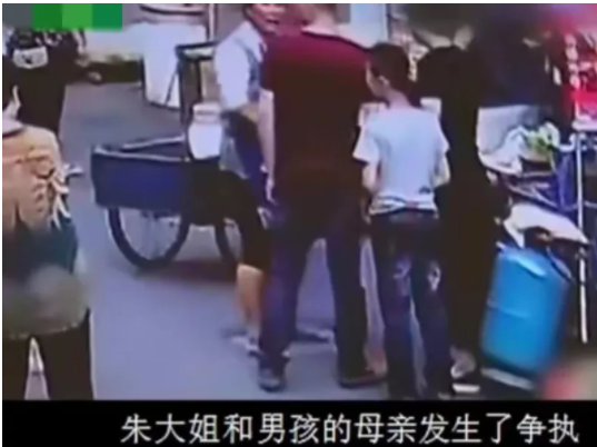 浙江,宁波。在学校附近卖鸡蛋饼的朱大姐,因为饼里夹肉的问题和一个孩子的家长发生争执