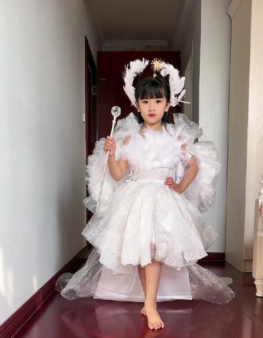 家长用垃圾袋给女儿做礼服，时尚漂亮气场十足，却引发网友争论
