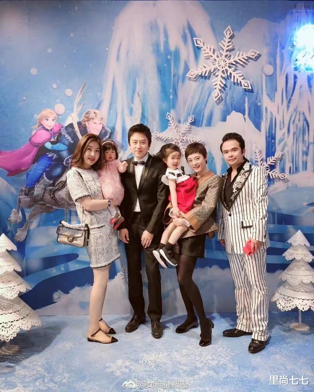 孙俪|孙俪这身造型真看不懂，娃娃款外套穿出奶奶味，少女脸也撑不住