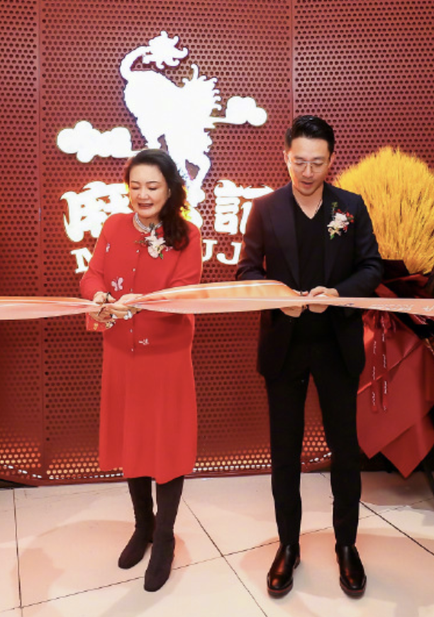 汪小菲|汪小菲现身刘畊宏直播间刷火箭,刘畊宏幽默鼓励:留得青山在,不怕没柴烧