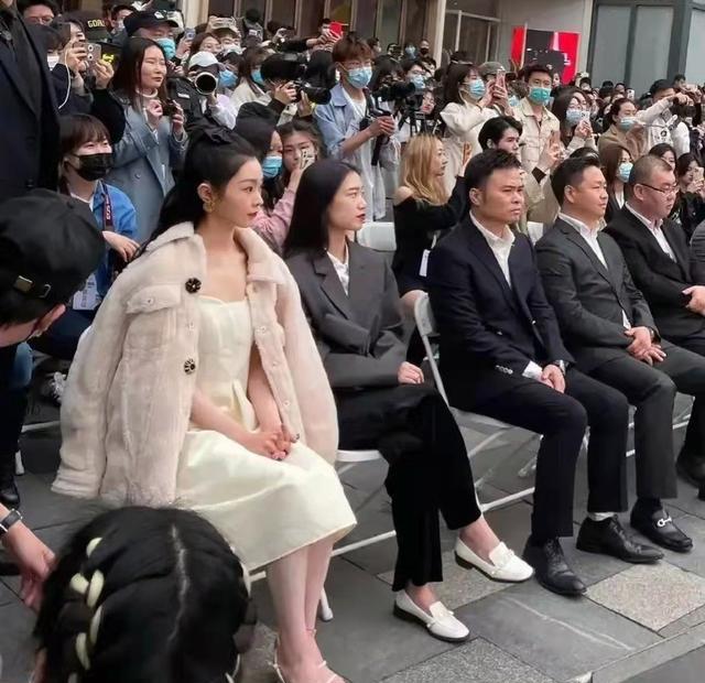 玄彬|宋轶穿低领长裙亮相，被指“平平无奇”，网友：“以为是路人”