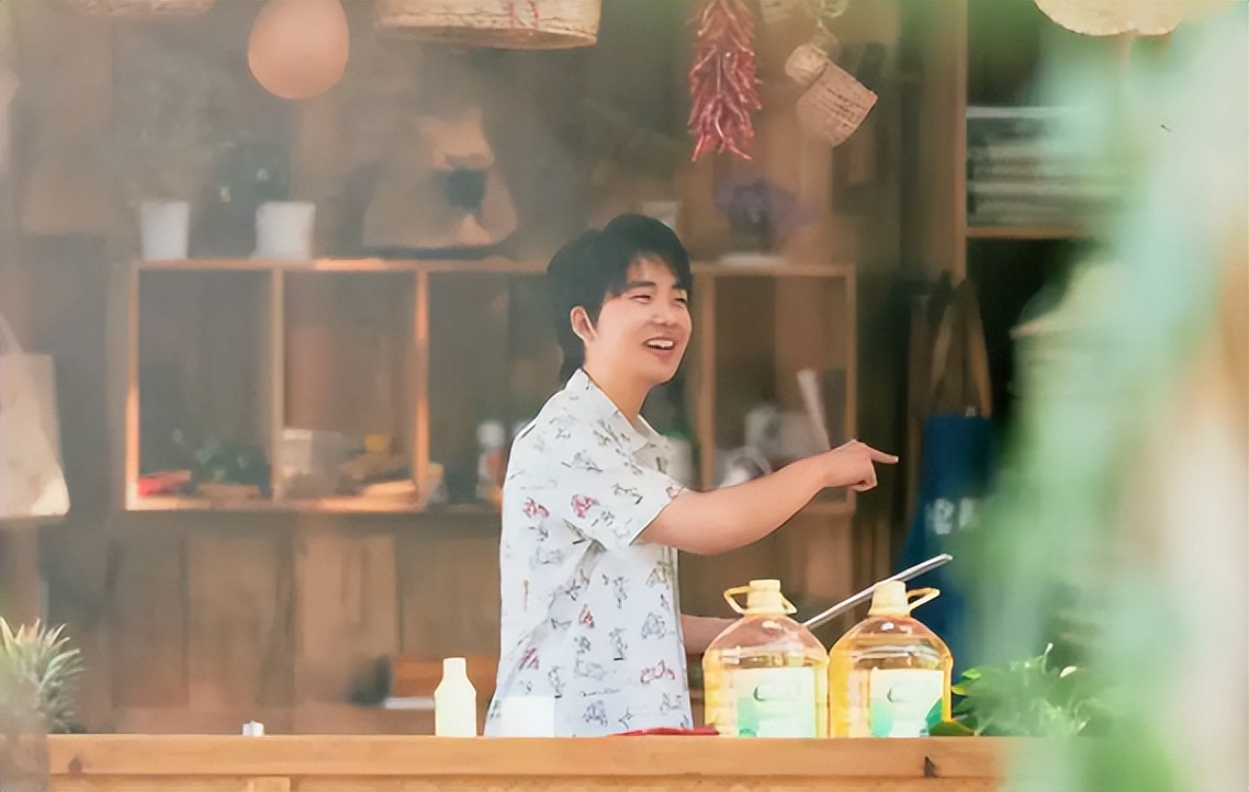 |郭麒麟机场出行被偶遇！跷二郎腿坐姿太随意，弯腰做核酸有礼貌