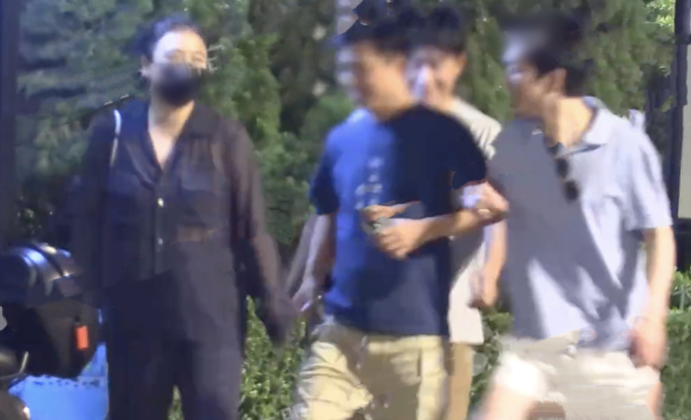 马思纯 马思纯和妈妈一同外出，扎丸子头发际线上移，被网友质疑产后脱发