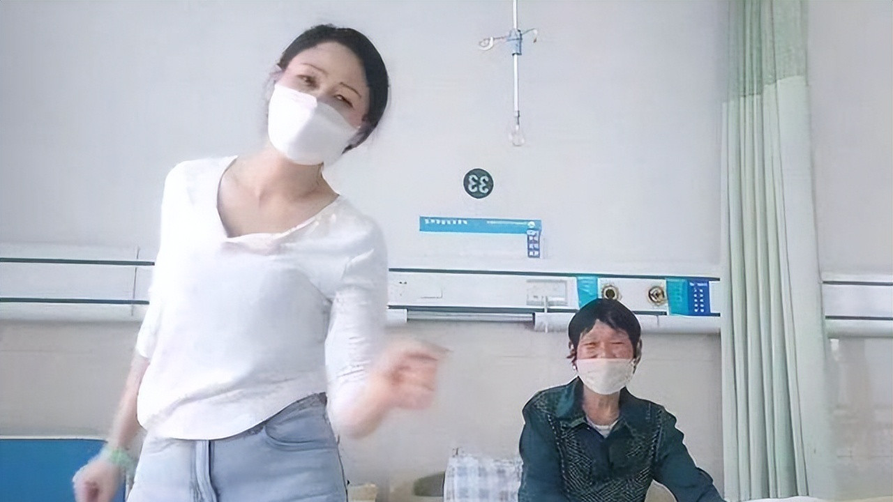 女子在病房内热舞庆祝母亲出院，病友：我认识你，你是“章子怡”