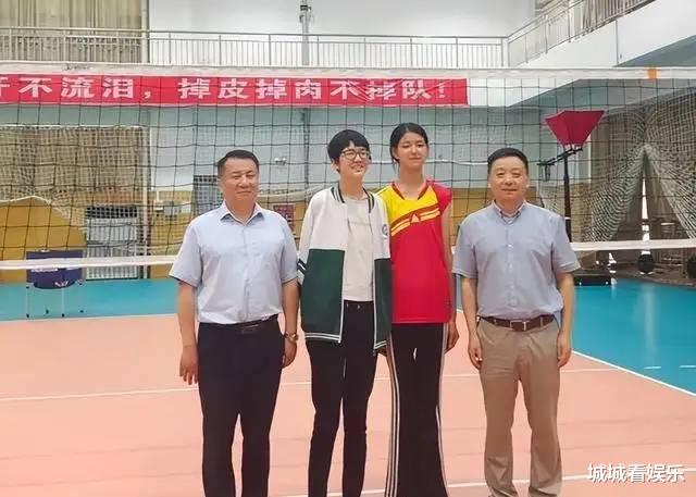 胡军|胡军儿子14岁身高一米八!现身剧院接妈妈下班,五官清秀似爸爸