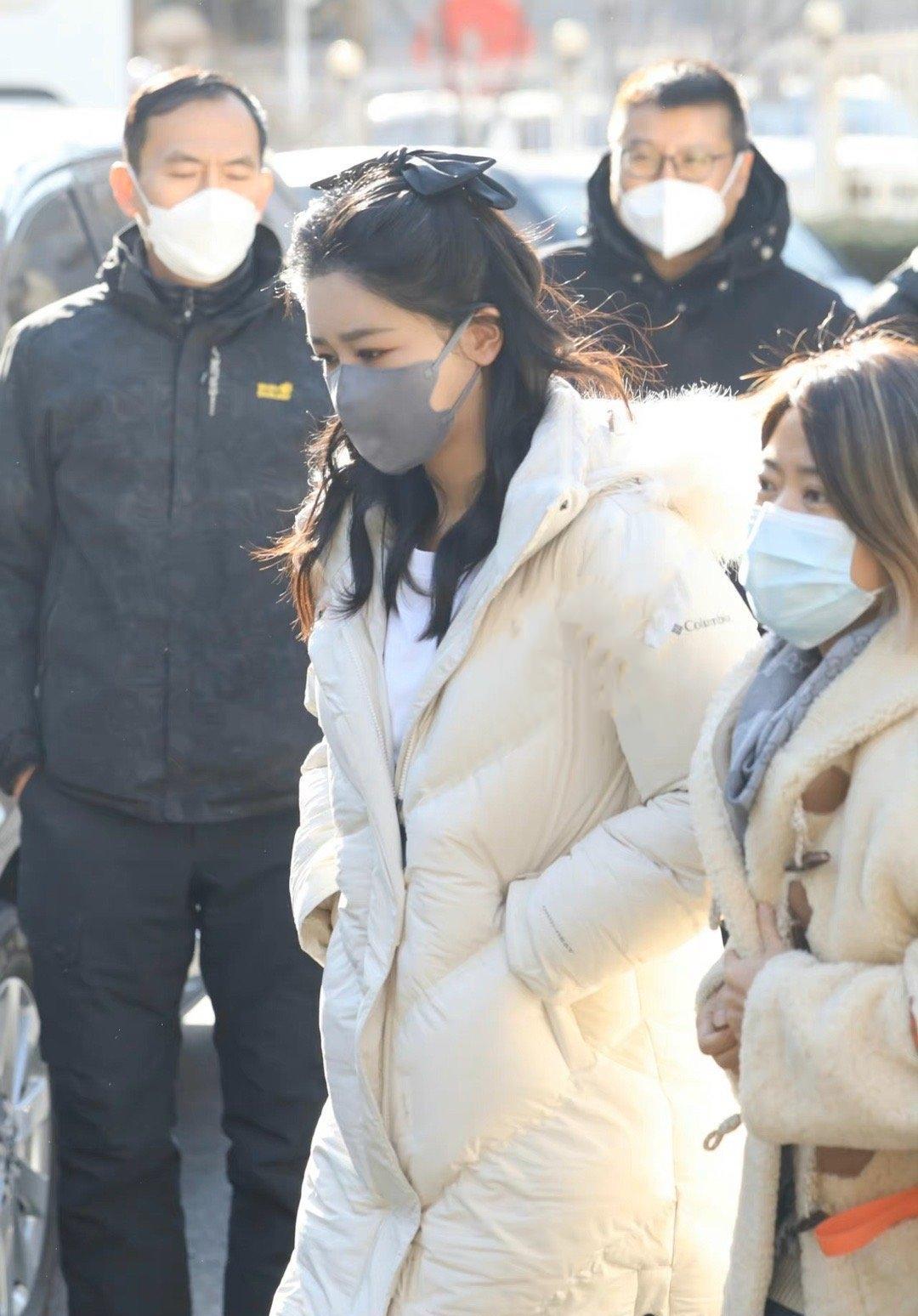 春晚|杨紫春晚联排公主头造型路透，白色羽绒服稍显臃肿，新剧开机在即