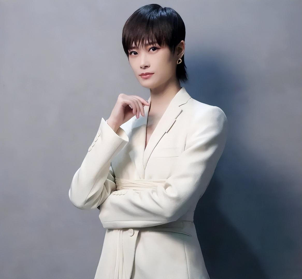 李宇春|“初代顶流”李宇春：遭肖战内涵大度原谅，她如何在资本中取胜？