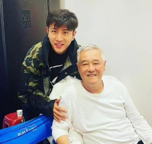 高晓攀|高晓攀貌似割了双眼皮，直播带货不超两百人观看，连福利也送不出去