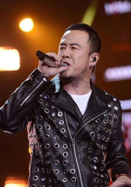 杨坤|49岁杨坤身边再换美女，两人眼神暧昧互动似情侣，女方身材太火辣