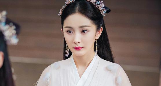 杨幂|杨幂又迎来一部新的电视剧,跟十年老友再合作,三七分发型很好看