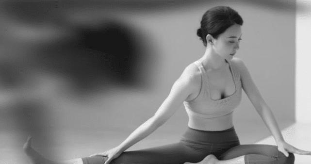 44岁陈数后台离场被拍，双腿瘦到连皮裤都装不满，一排保安盯着看