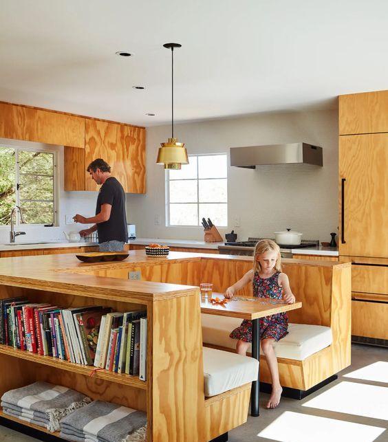 围着卧室侧边设计餐厅卡座区，占地少，真的实用，邻居看了夸不停