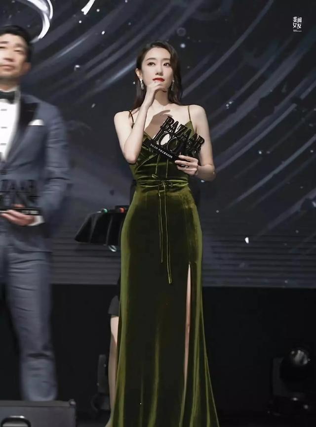 张小斐|张小斐也太“辣”了吧?绿吊带尽显好身材,这状态不当模特可惜了