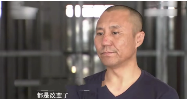 妻子出去打工十天,就买了手机和新衣服,丈夫觉得纳闷,便问妻子这是怎么回事?