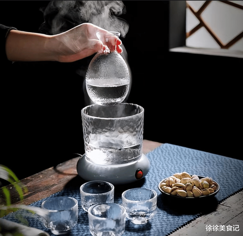 山东70岁大爷,生活方式独特,每天都要喝白酒,身边酒友都说奇葩