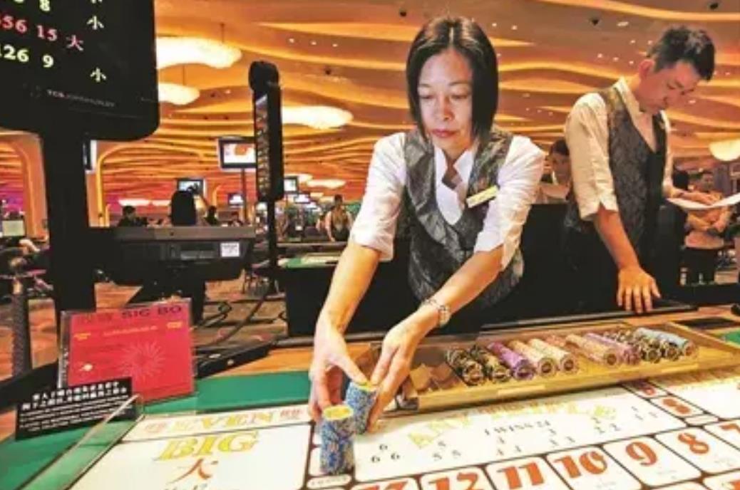 17年江西经理借130万网贷，追求40岁富婆，报警后富婆被判刑3年