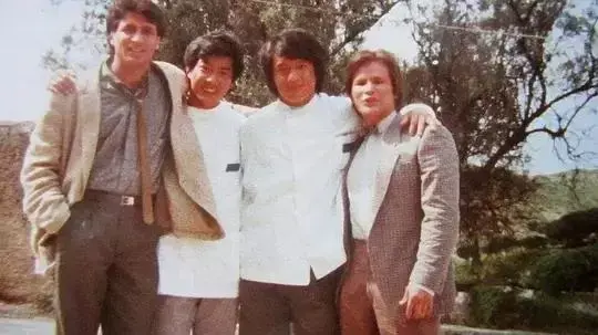 成龙|成龙拍戏下狠手惹怒宾尼，二人假打变真打，快餐车你不知道的事